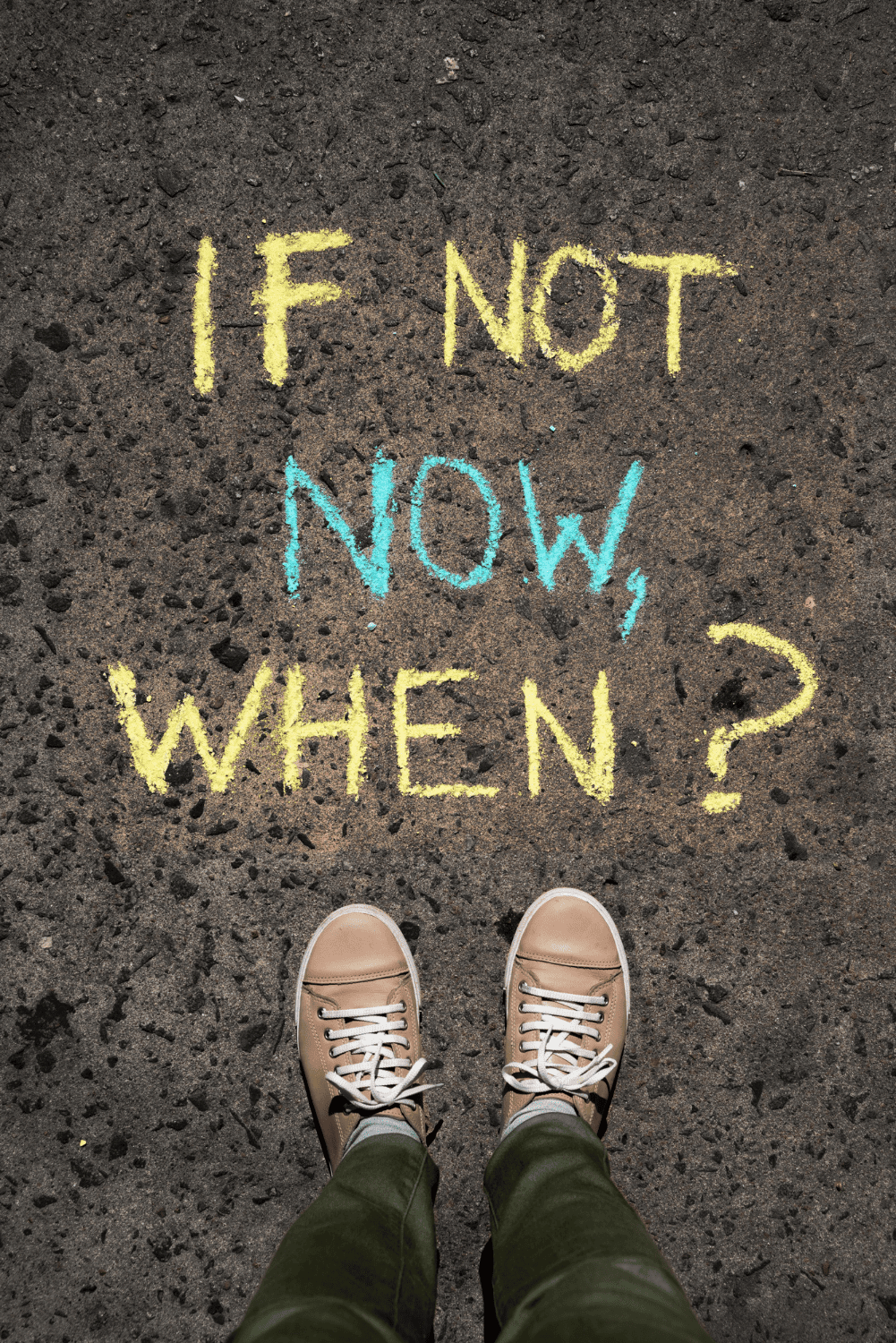 Фотография ног в кедах с нарисованной на полу надписью "If not now, when?"