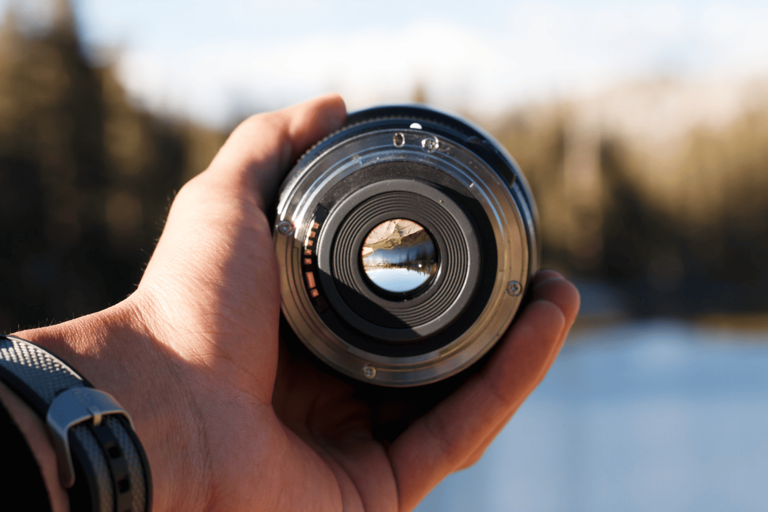 Фотография объектива крупным планом в руке человека